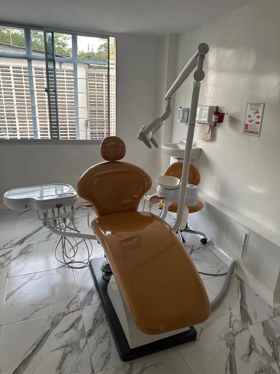 Sala clinica con luz y vidrio azul