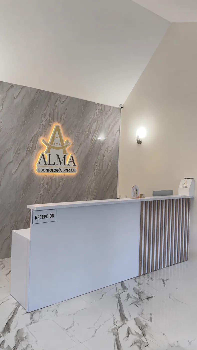 Recepcion luminosa de Alma Odontologia Estetica