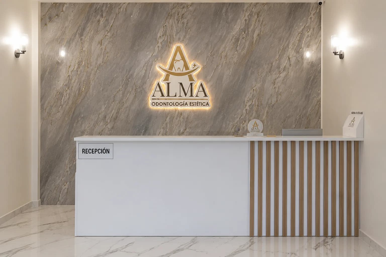 Sonrisa luminosa dentro de la clinica Alma