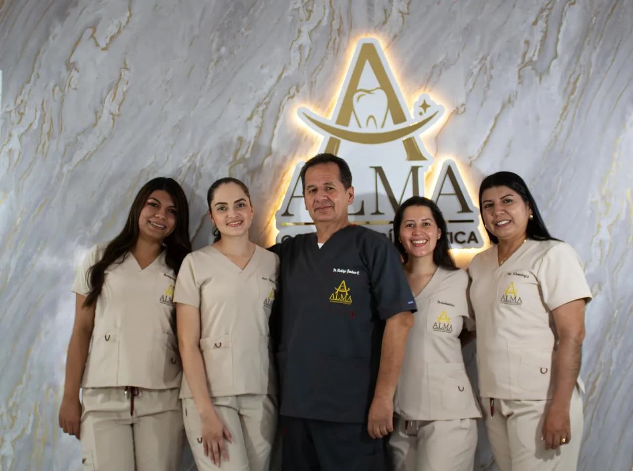 Sonrisa de paciente Alma